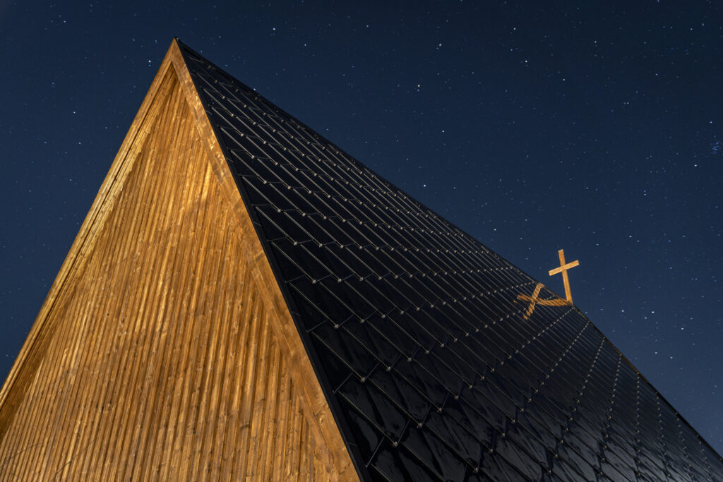 Solcellepanelene på taket av Jeløy kapell er levert av Høydabedriften Ecosol