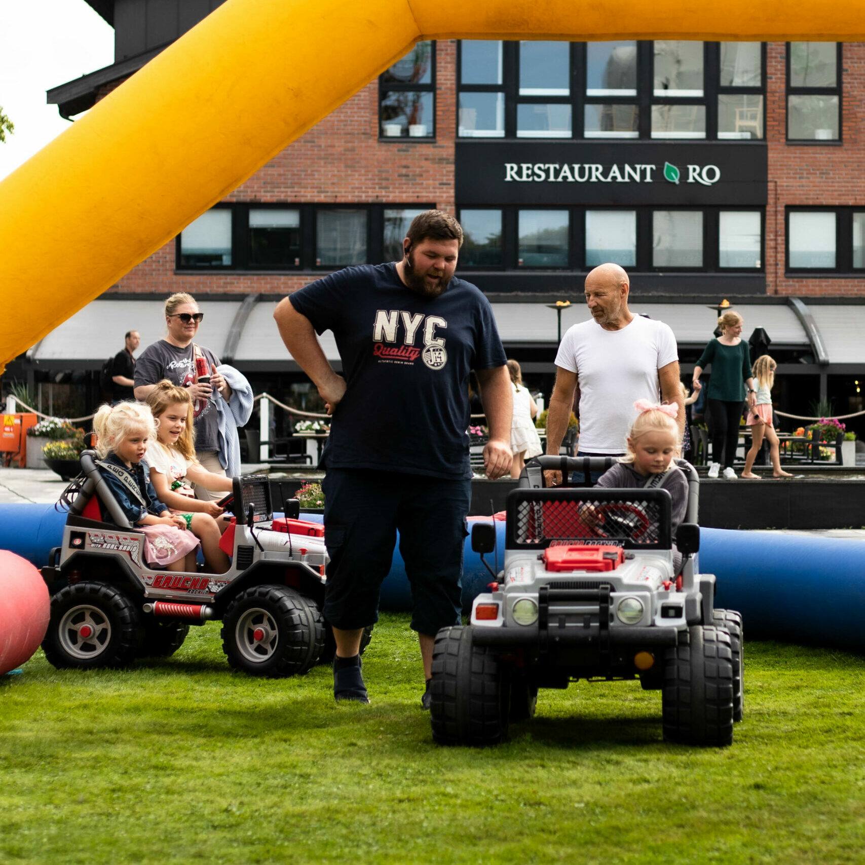 Barna kjører også bil på Høyda bilfestival i Moss