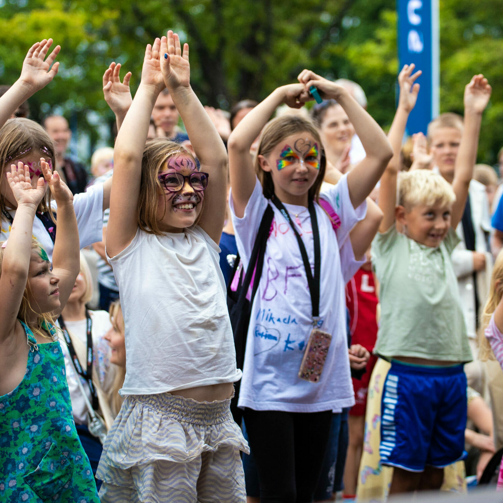 glade barn på Høyda bilfestival i Moss